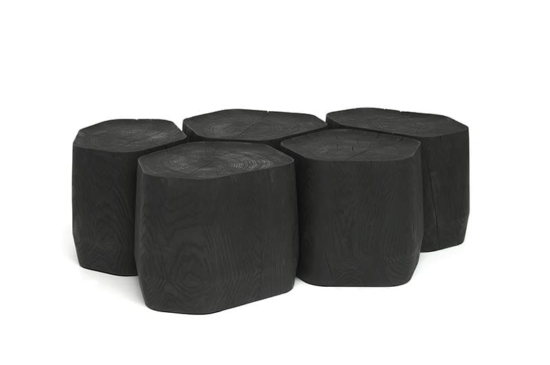 Tables basses en bois brulé faites par Normal Studio, nom du meuble : Basalt
